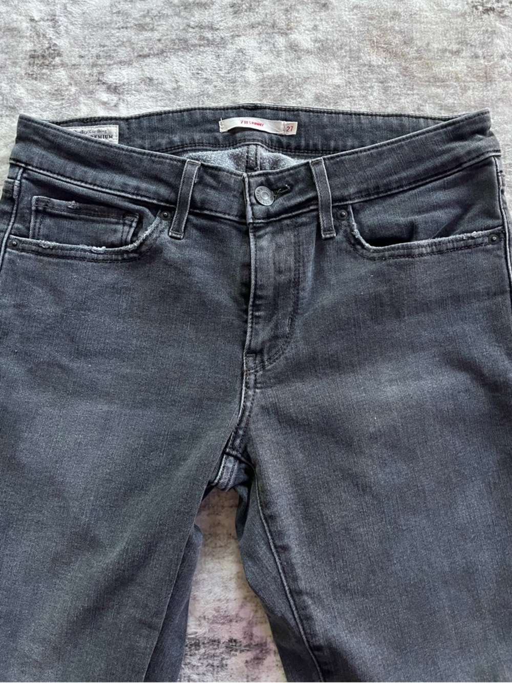 Levi's Women's 711 Black Frayed-Hem Skinny Warm Jeans - Picture 3 of 3